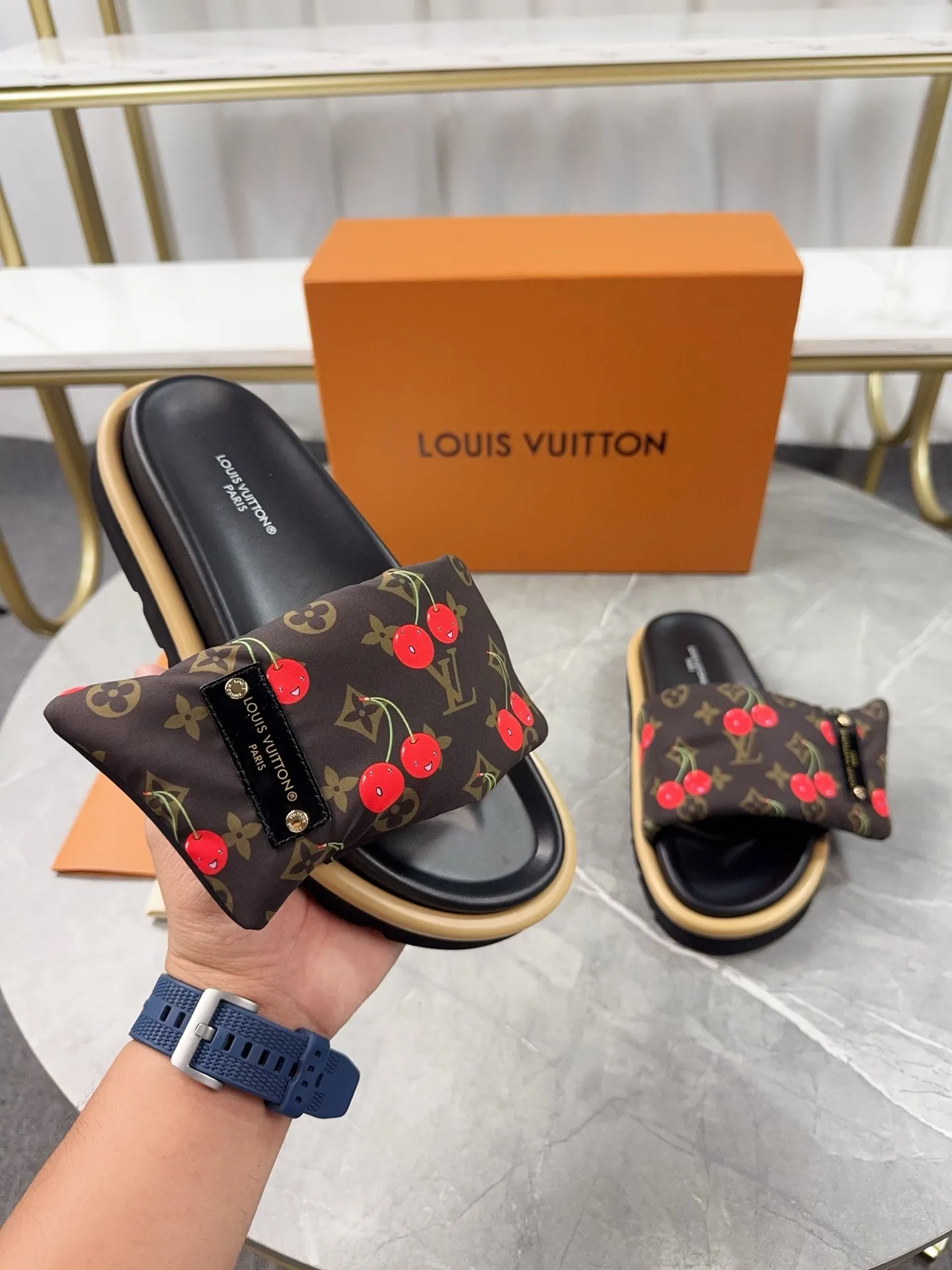 👟👟Ex-factory price 360👟👟 LV Donkey Brand L Family 2025 Hot Style Embossed Logo Embossed Sandals This Pool Pillow Comfort flat sandals are made of technical fabrics and use high-frequency embossing technology to reinterpret the Monogram pattern. Soft padded upper with adjustable Velcro, comfortable and tough insole adds harmonious colors ▪️Fabric: Original customized technical fabric ▪️Lining: soft sheepskin lining ▪️Sole: Original open-molded rubber foam outsole ▪️Size: 35-45